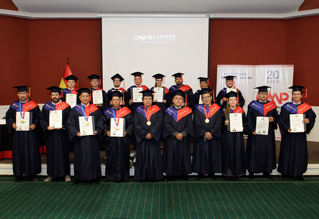En Quito, Ecuador, Maestrandos UTO-Camiper reciben su título de Magíster