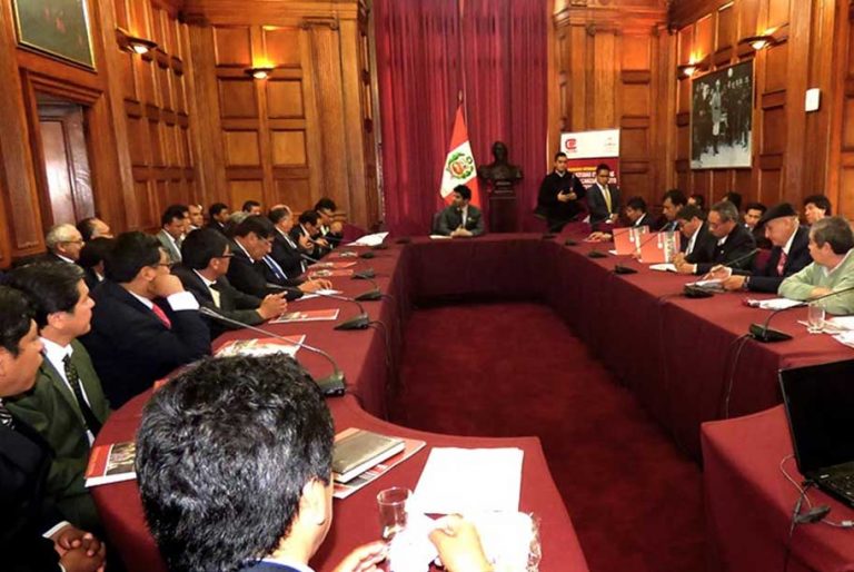 Decanos y autoridades universitarias de Perú y Colombia en mesa de trabajo