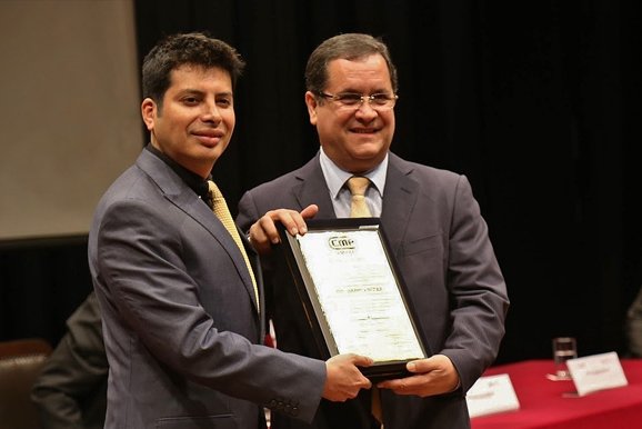 Embajador Luis Iberico Núñez recibe reconocimiento de nuestra institución