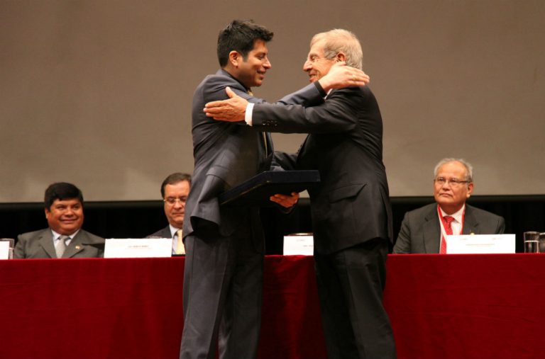 Ingeniero Guido del Castillo premiado por la Cámara Minera del Perú